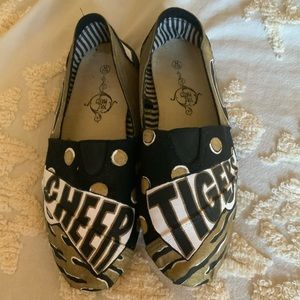 Soul mates 7/8 canvas hand painted “cheer tiger” shoes .